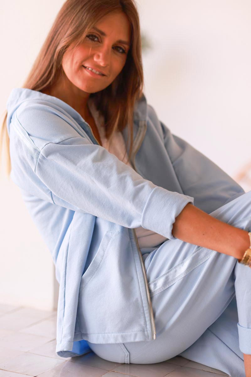 Chaqueta cómoda azul cielo con capucha con cremallera, ribete de cinta de raso y bolsillos.