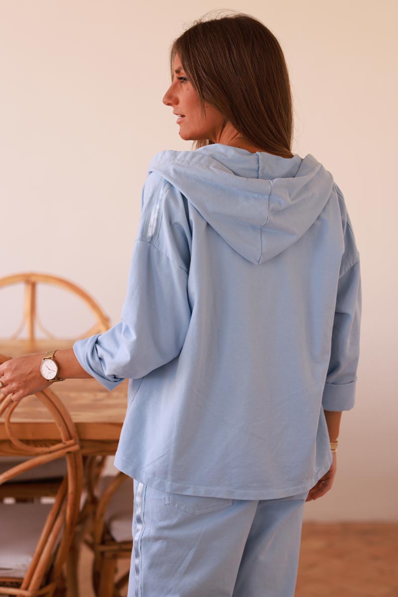Chaqueta cómoda azul cielo con capucha con cremallera, ribete de cinta de raso y bolsillos.