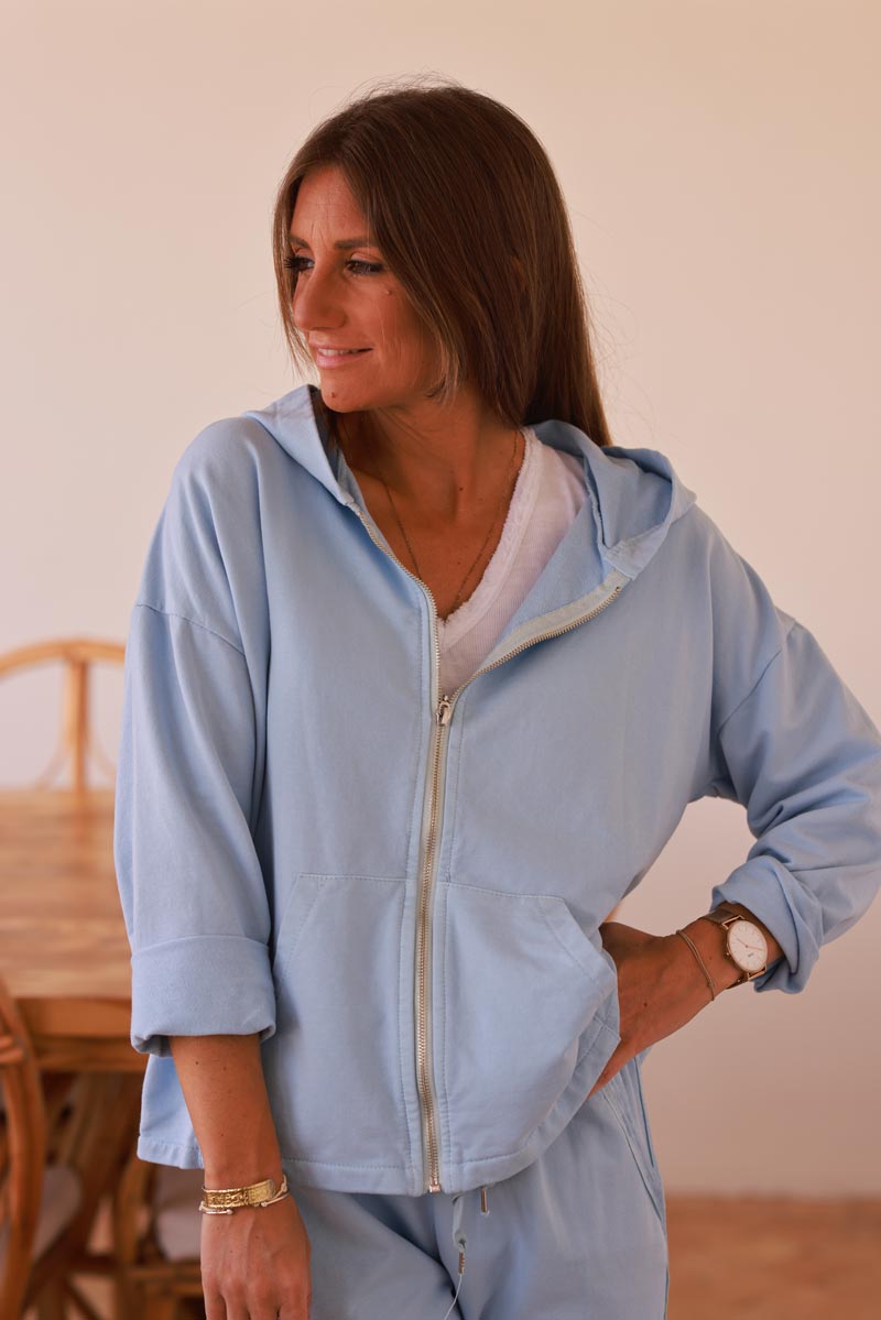Chaqueta cómoda azul cielo con capucha con cremallera, ribete de cinta de raso y bolsillos.