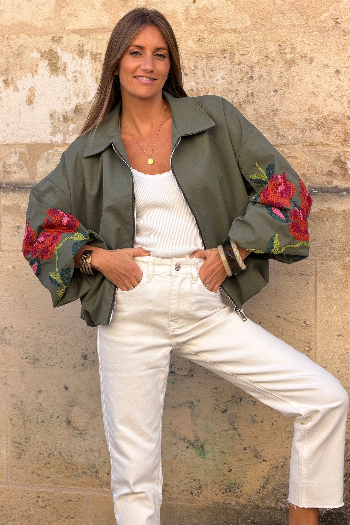 Veste blouson kaki broderie fleurs colorées sur les manches ballons taille élastique