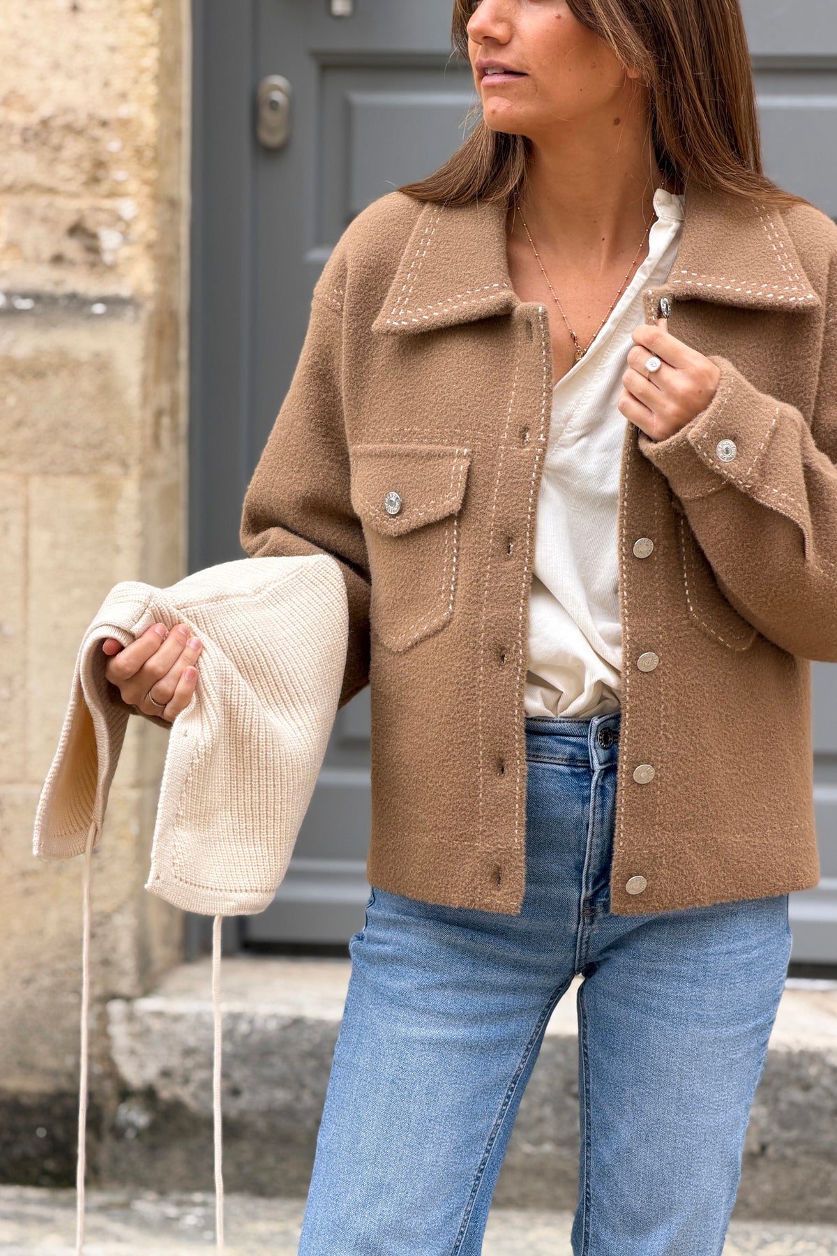 Veste chaude et douce camel détail surpiqures imprimées capuche amovible