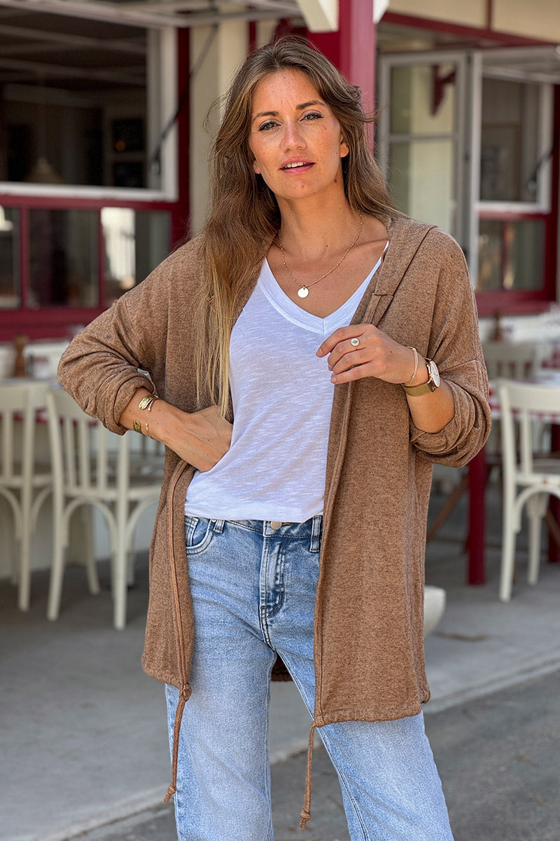 Veste douce camel à capuche en jersey détail lien en bas