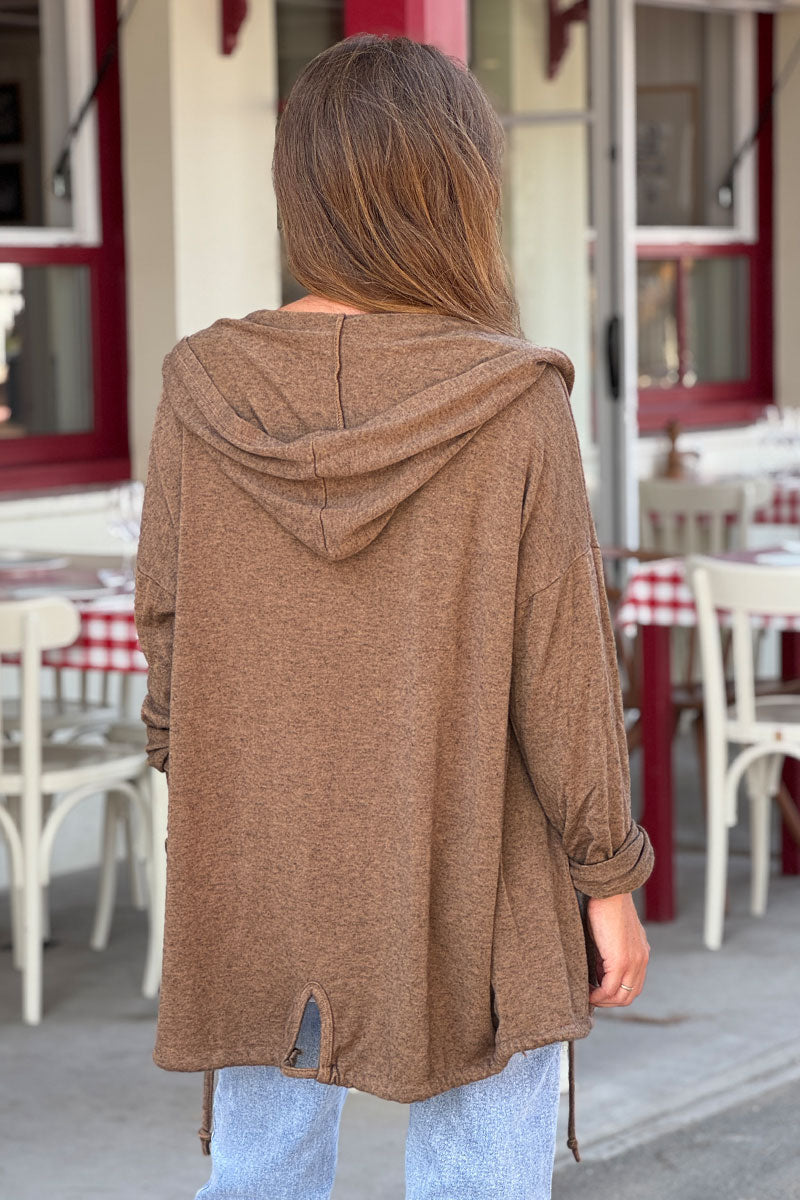 Veste douce camel à capuche en jersey détail lien en bas