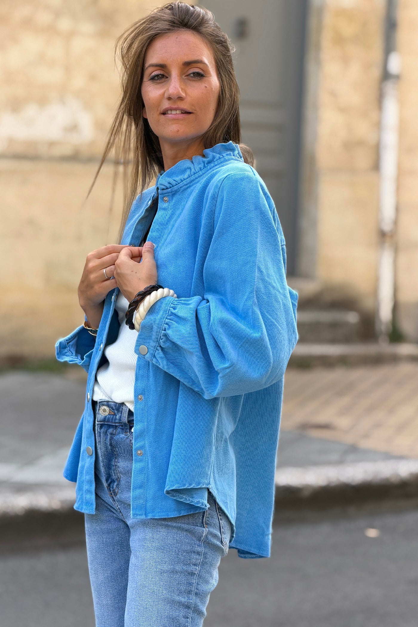 Veste en jean souple bleu col victorien montant à froufrous