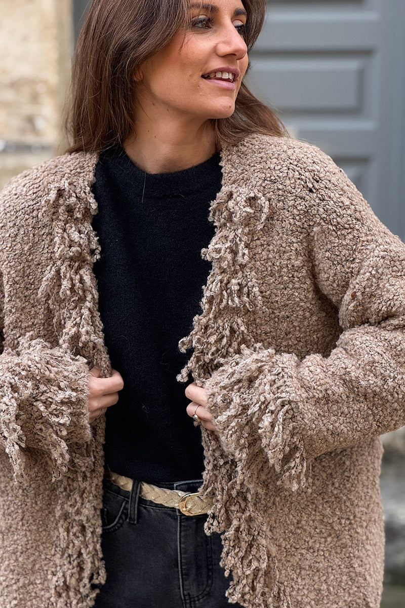 Chaqueta de mezcla de lana camel y alpaca en punto bouclé con mangas y cuello con flecos