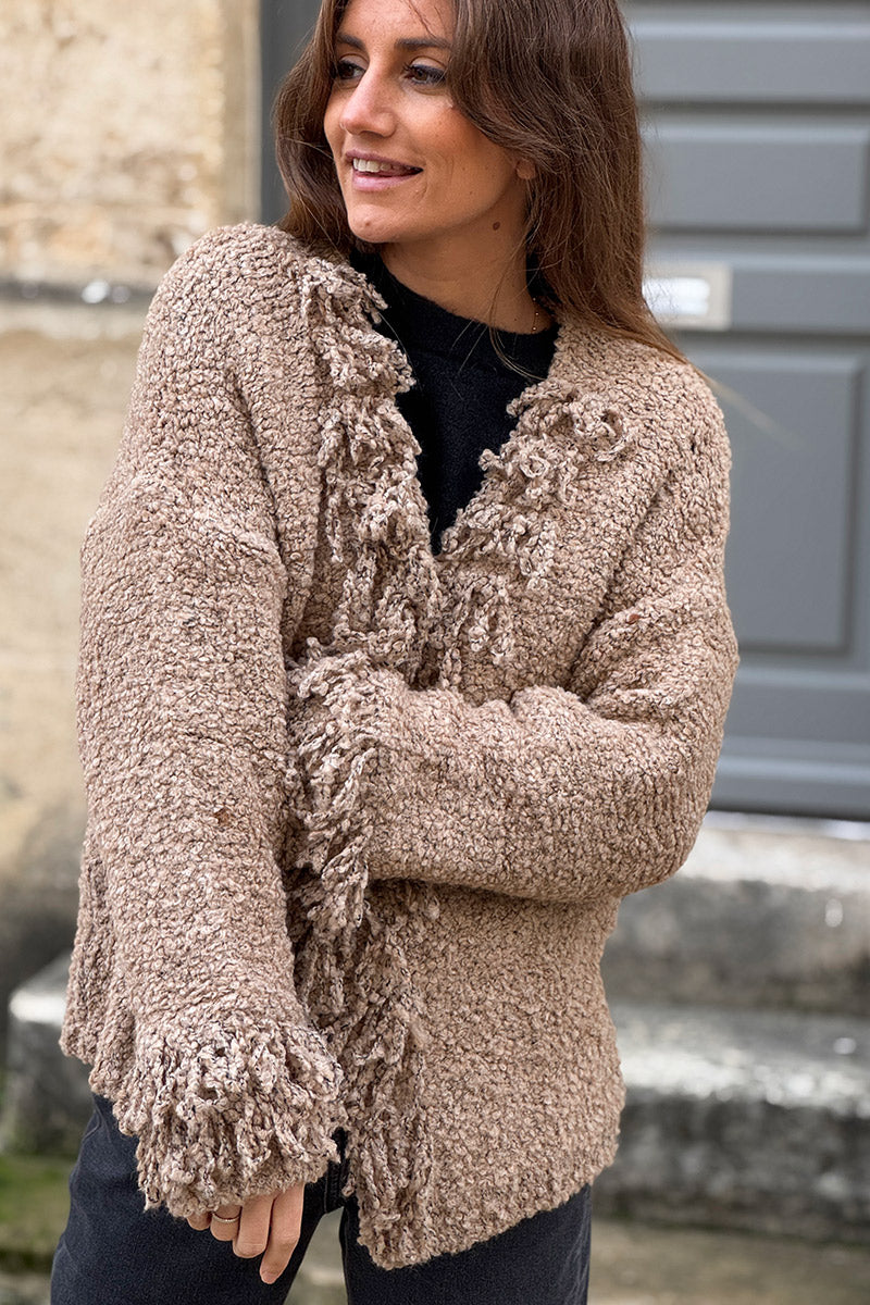 Chaqueta de mezcla de lana camel y alpaca en punto bouclé con mangas y cuello con flecos