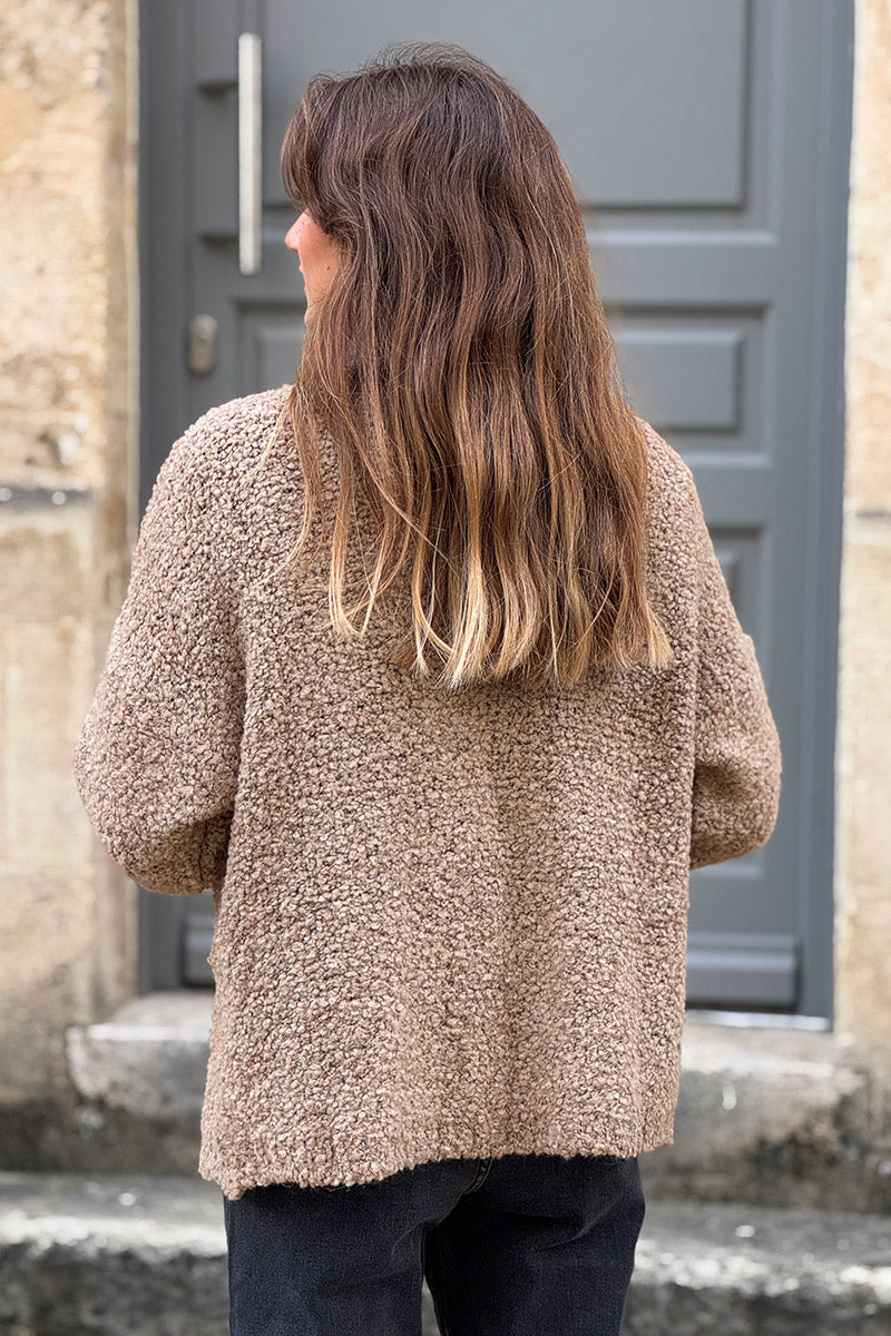 Chaqueta de mezcla de lana camel y alpaca en punto bouclé con mangas y cuello con flecos