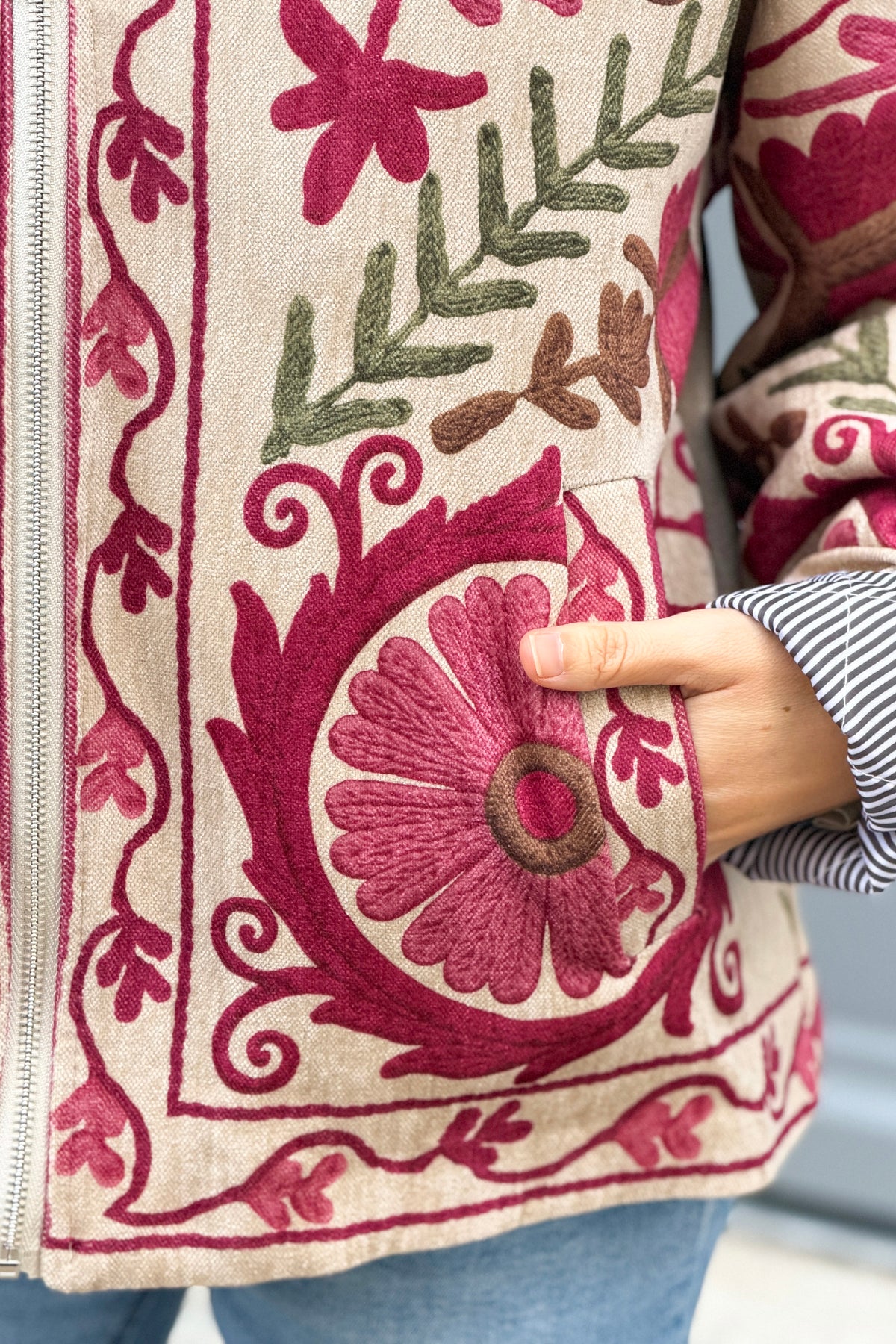Veste en velours beige à capuche motif effet broderie colorée fermeture zip