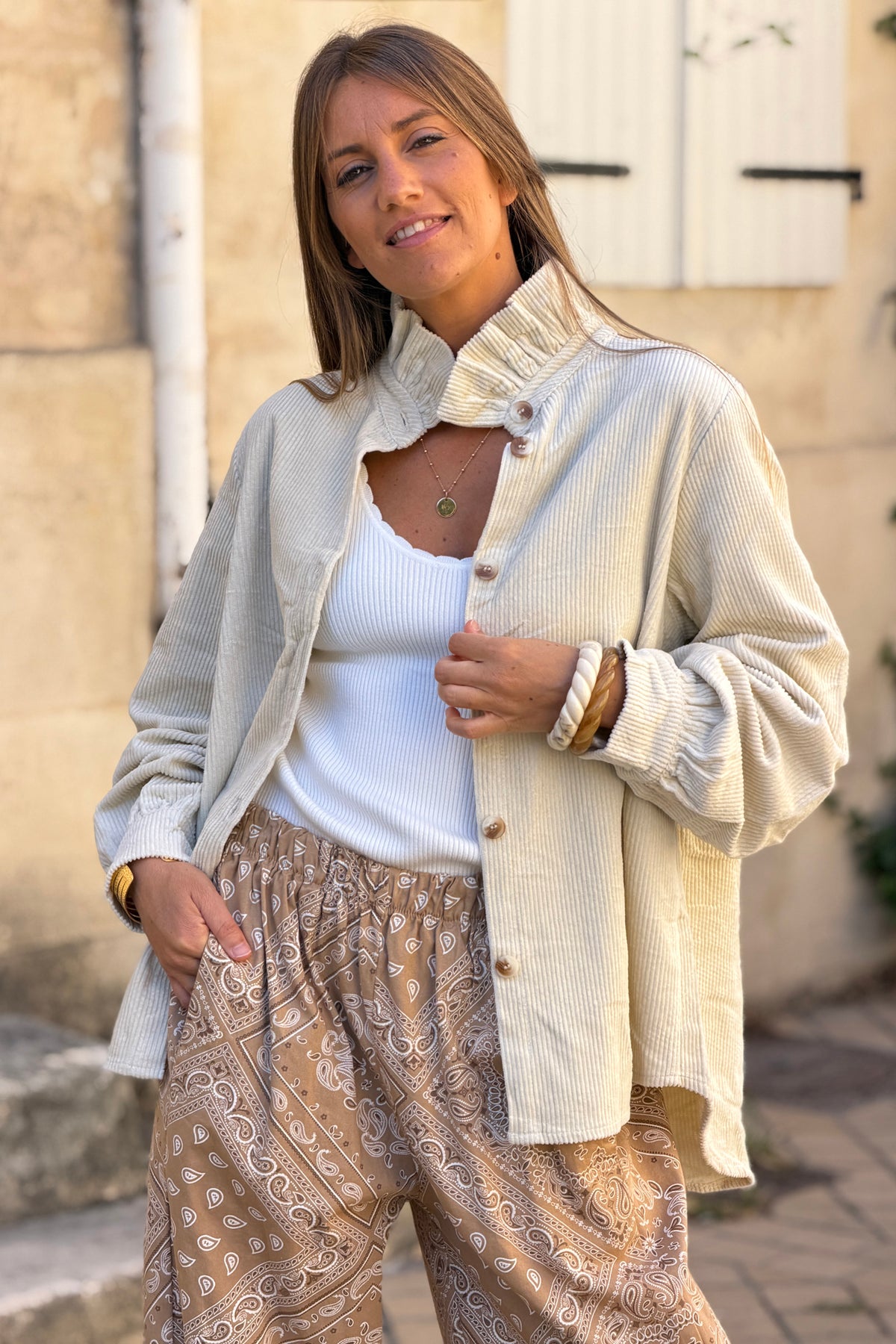 Veste en velours côtelé écru col victorien montant boutons écaille