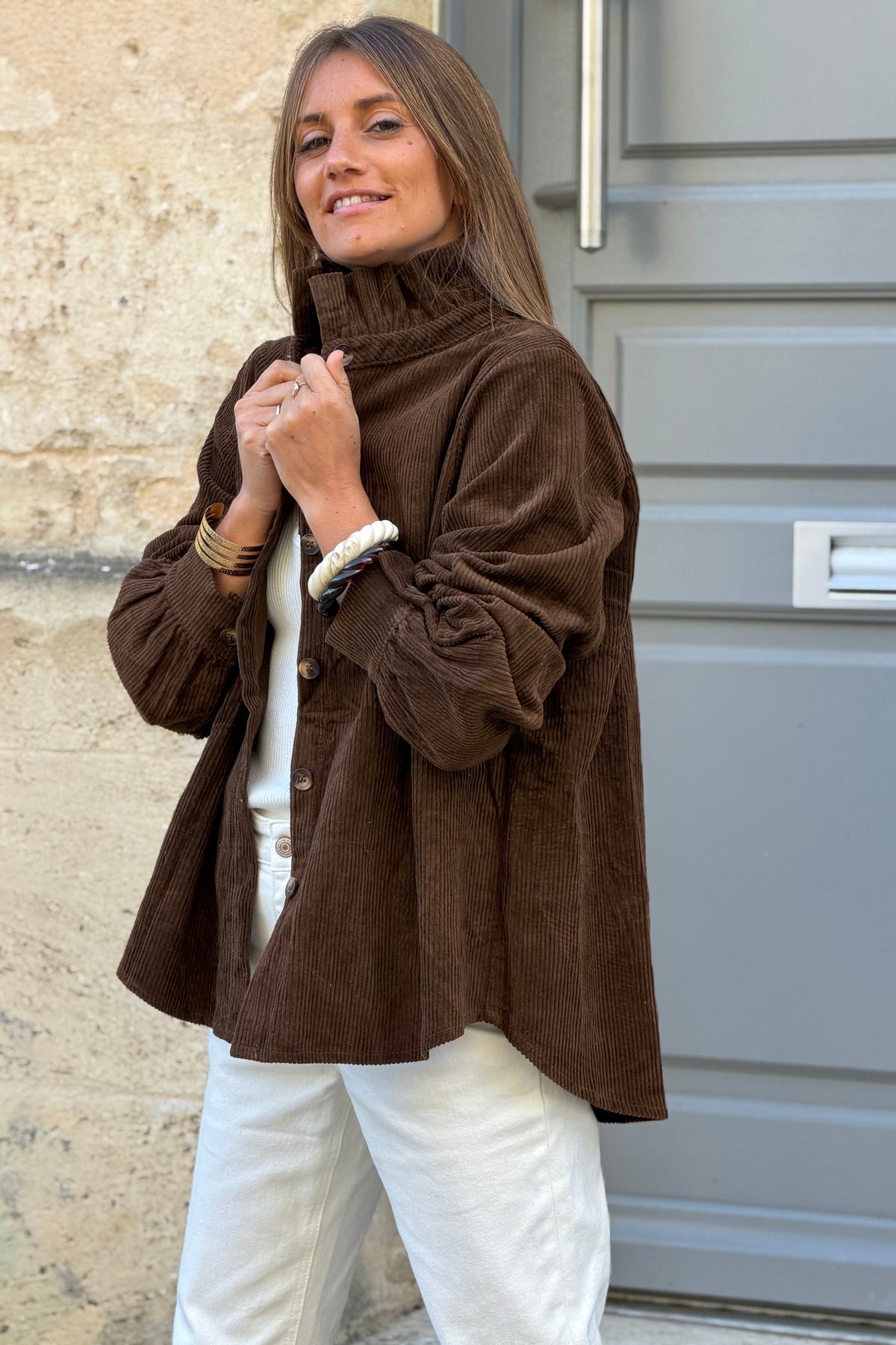 Veste en velours côtelé marron col victorien montant boutons écaille