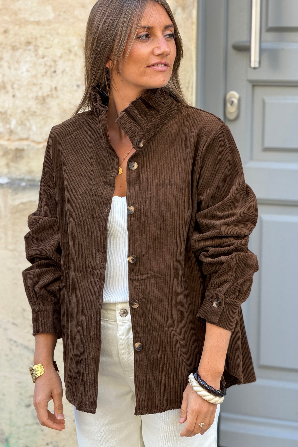 Veste en velours côtelé marron col victorien montant boutons écaille