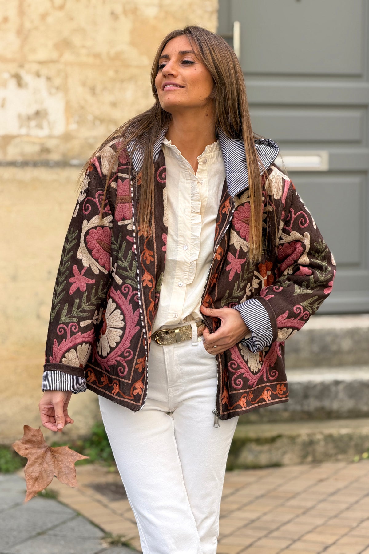 Veste en velours marron à capuche motif effet broderie colorée fermeture zip