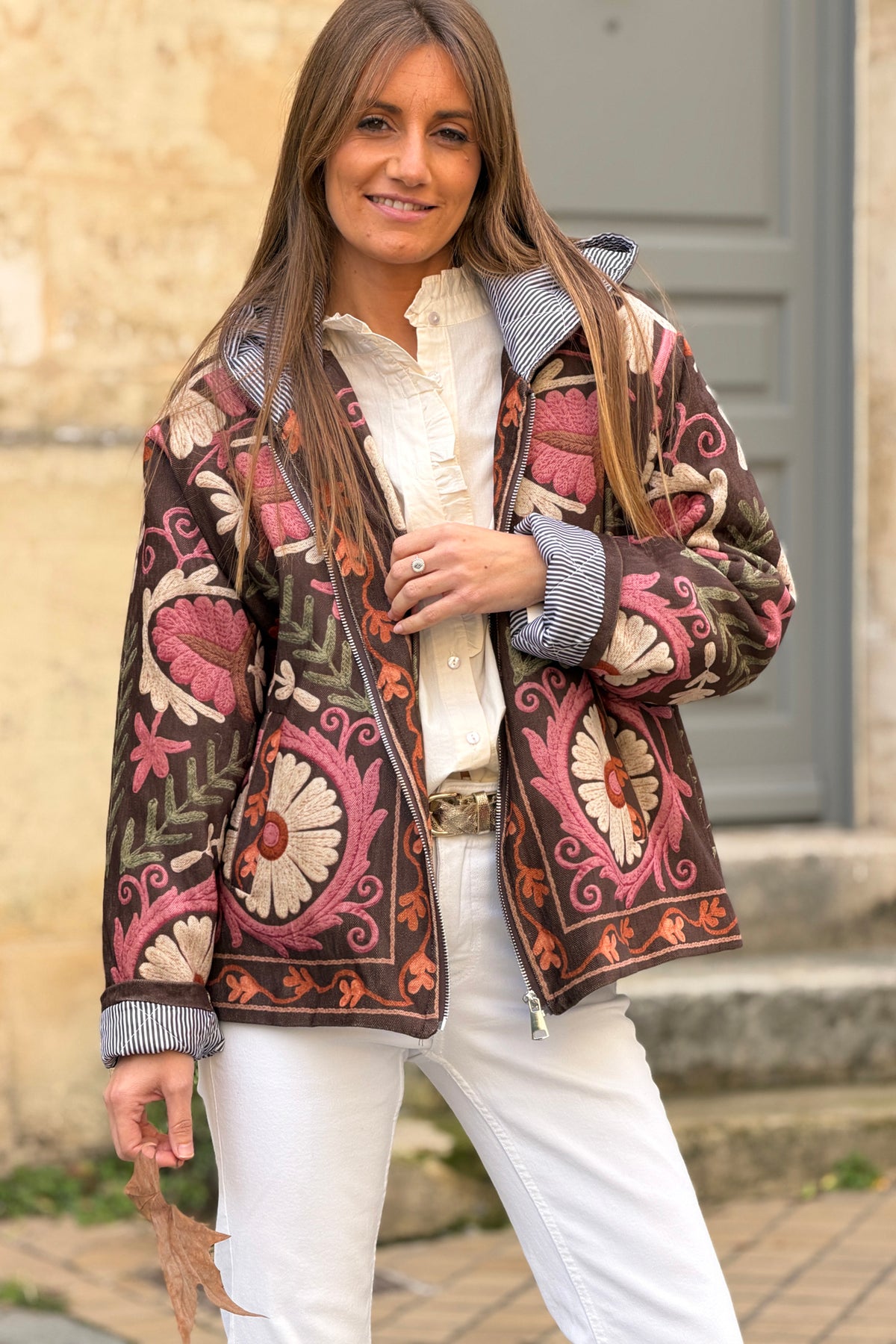 Veste en velours marron à capuche motif effet broderie colorée fermeture zip