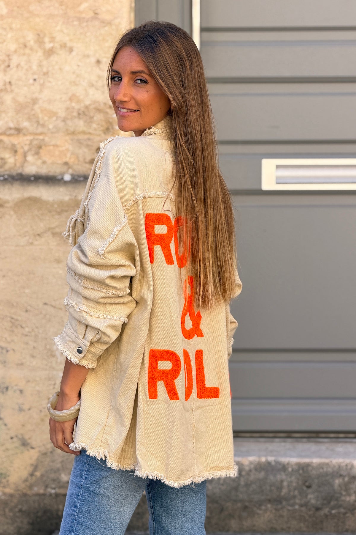 Veste en jean beige oversize finitions franges Rock and Roll en bouclettes orange