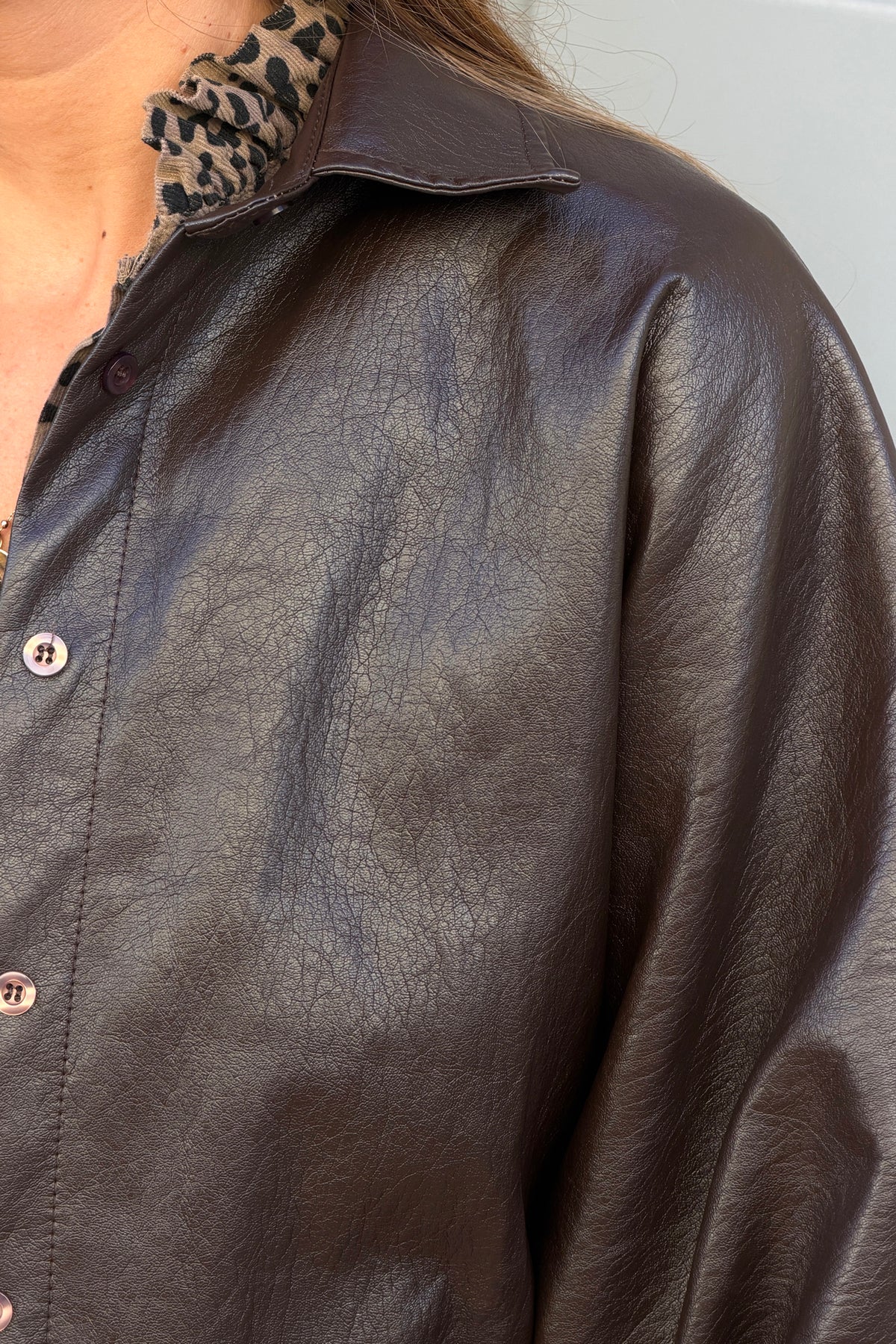 Veste marron en simili cuir souple manches chauve souris