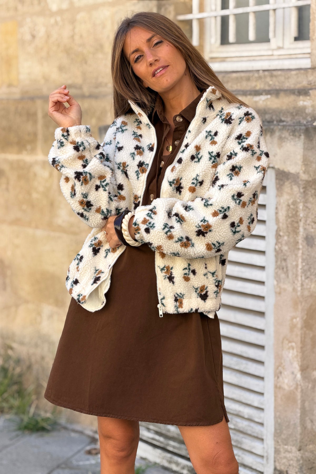 Veste moumoute polaire écrue motifs fleurs marron et camel zip