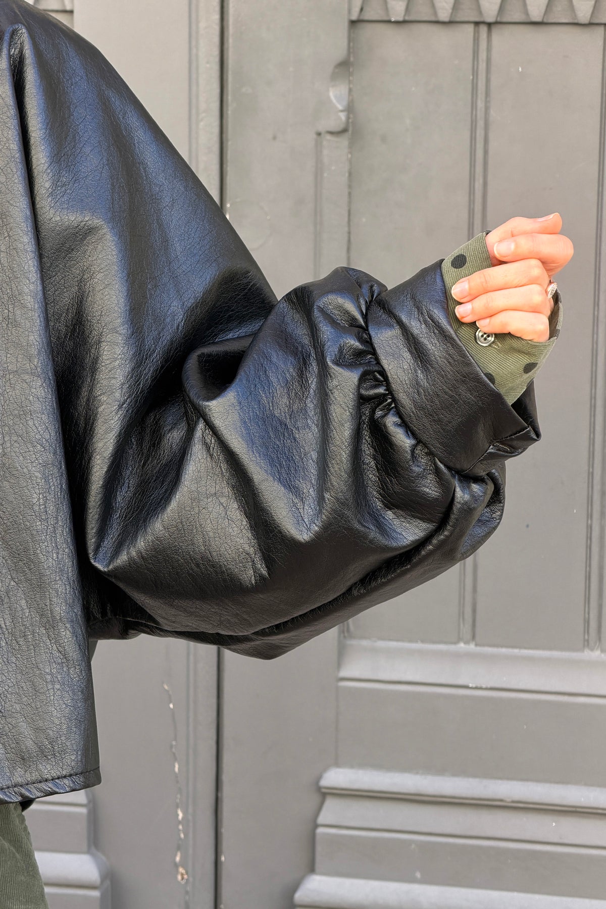 Veste noire en simili cuir souple manches chauve souris