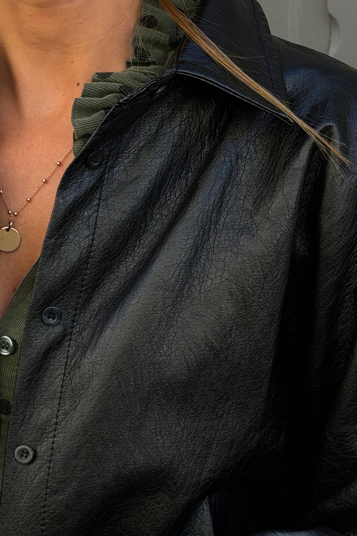 Veste noire en simili cuir souple manches chauve souris