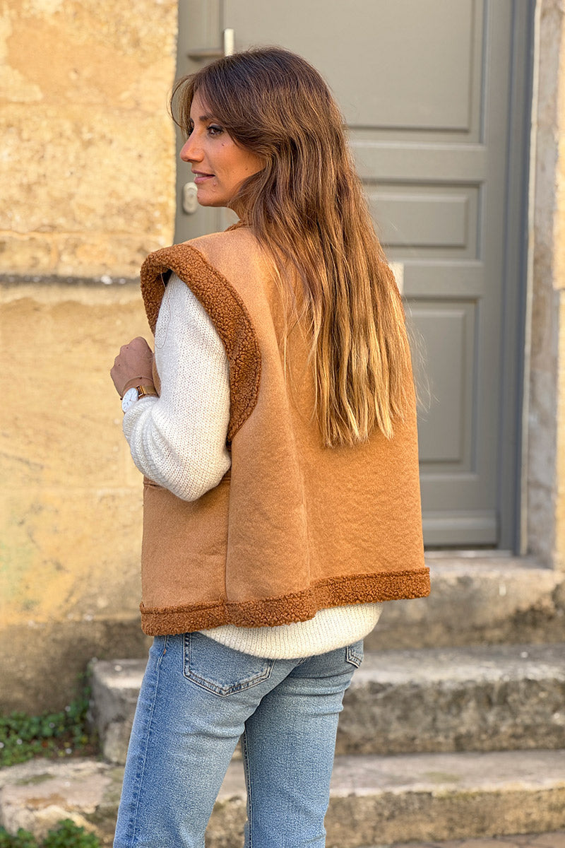 Chaqueta color camel sin mangas en ante y suave piel sintética