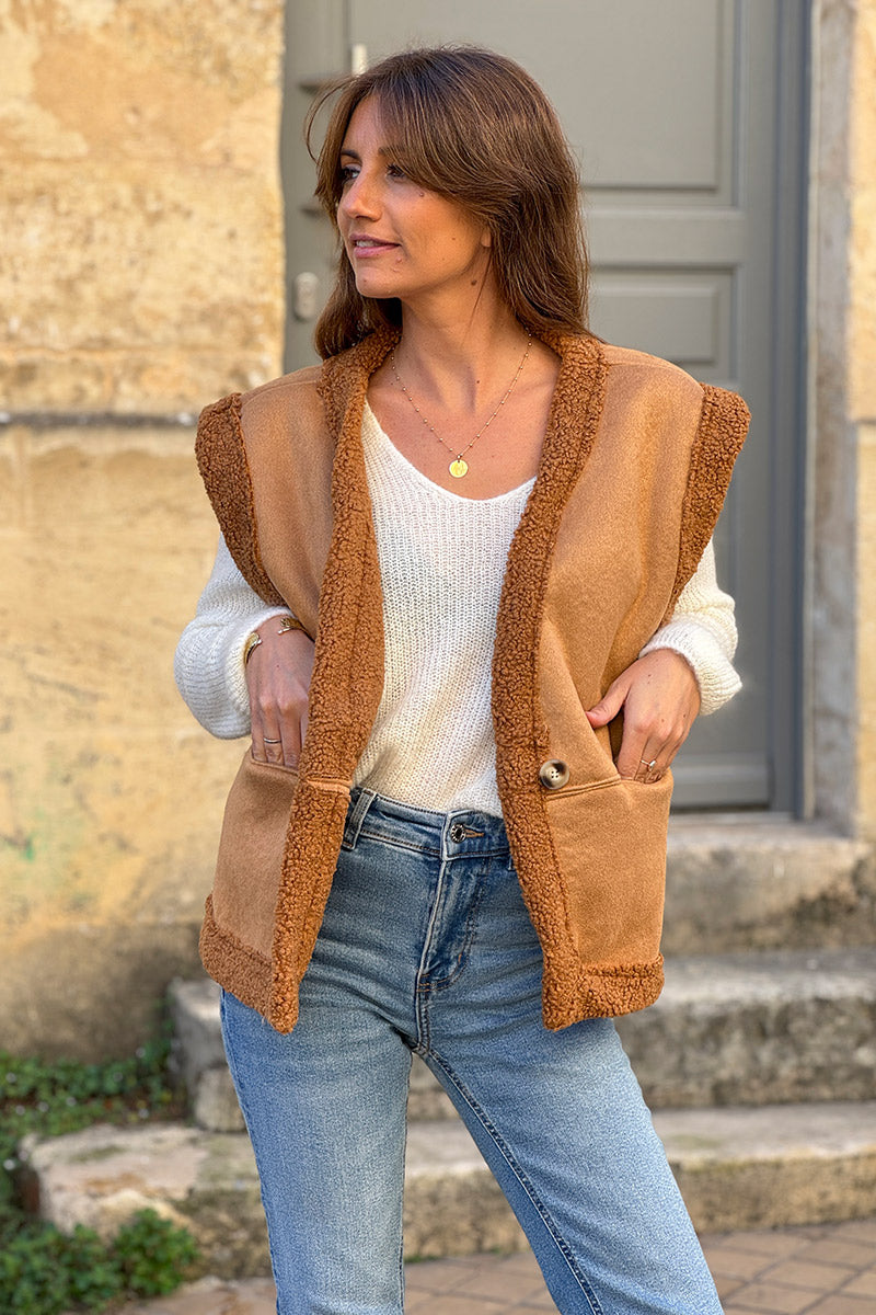 Chaqueta color camel sin mangas en ante y suave piel sintética
