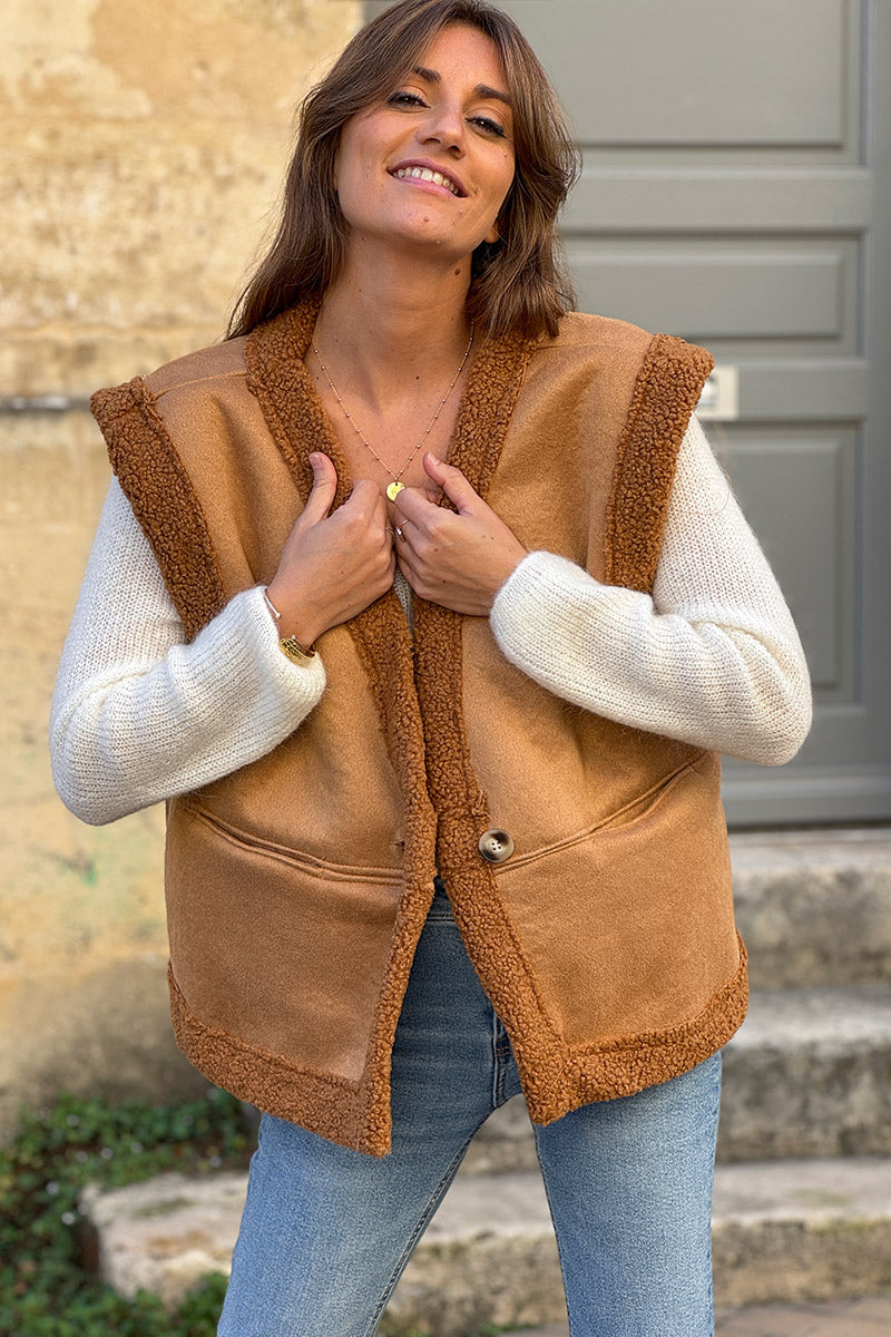 Chaqueta color camel sin mangas en ante y suave piel sintética