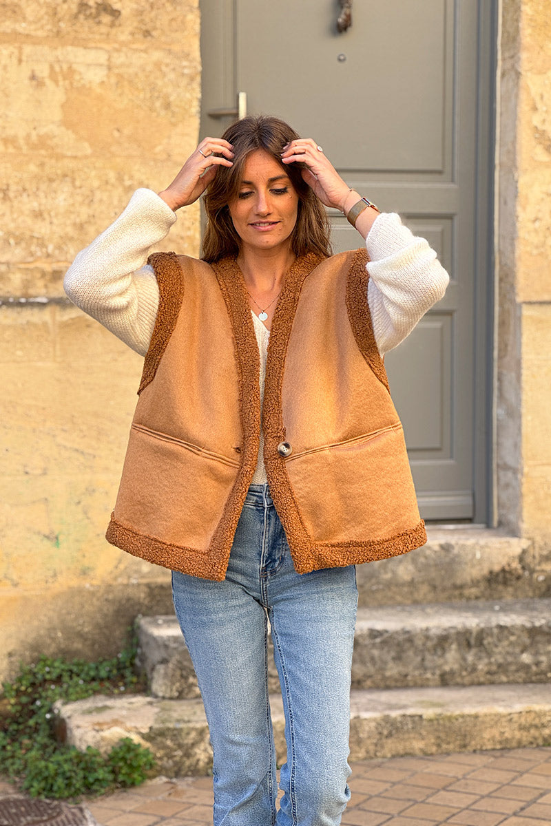 Chaqueta color camel sin mangas en ante y suave piel sintética