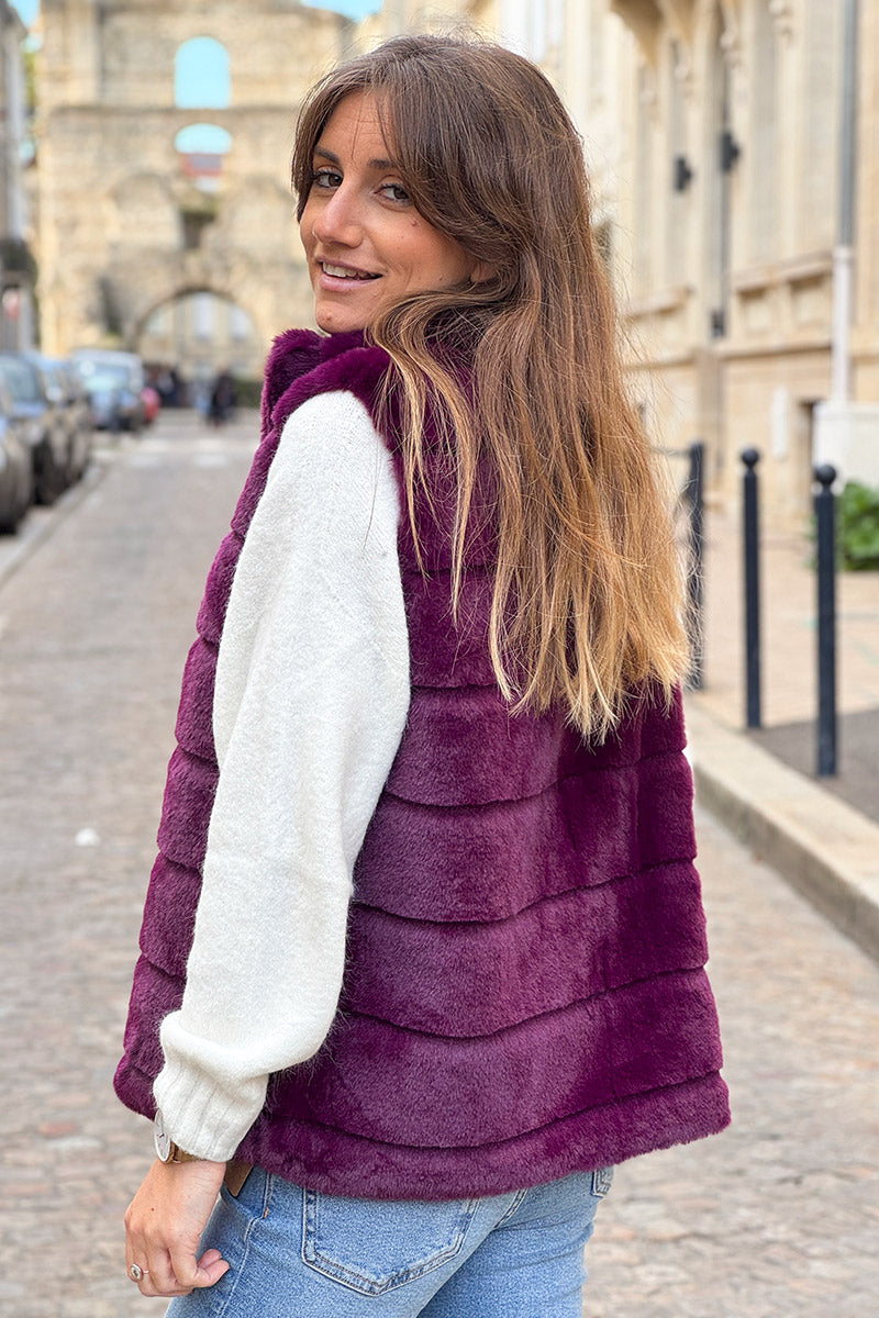 Veste sans manches fausse fourrure aubergine avec zip