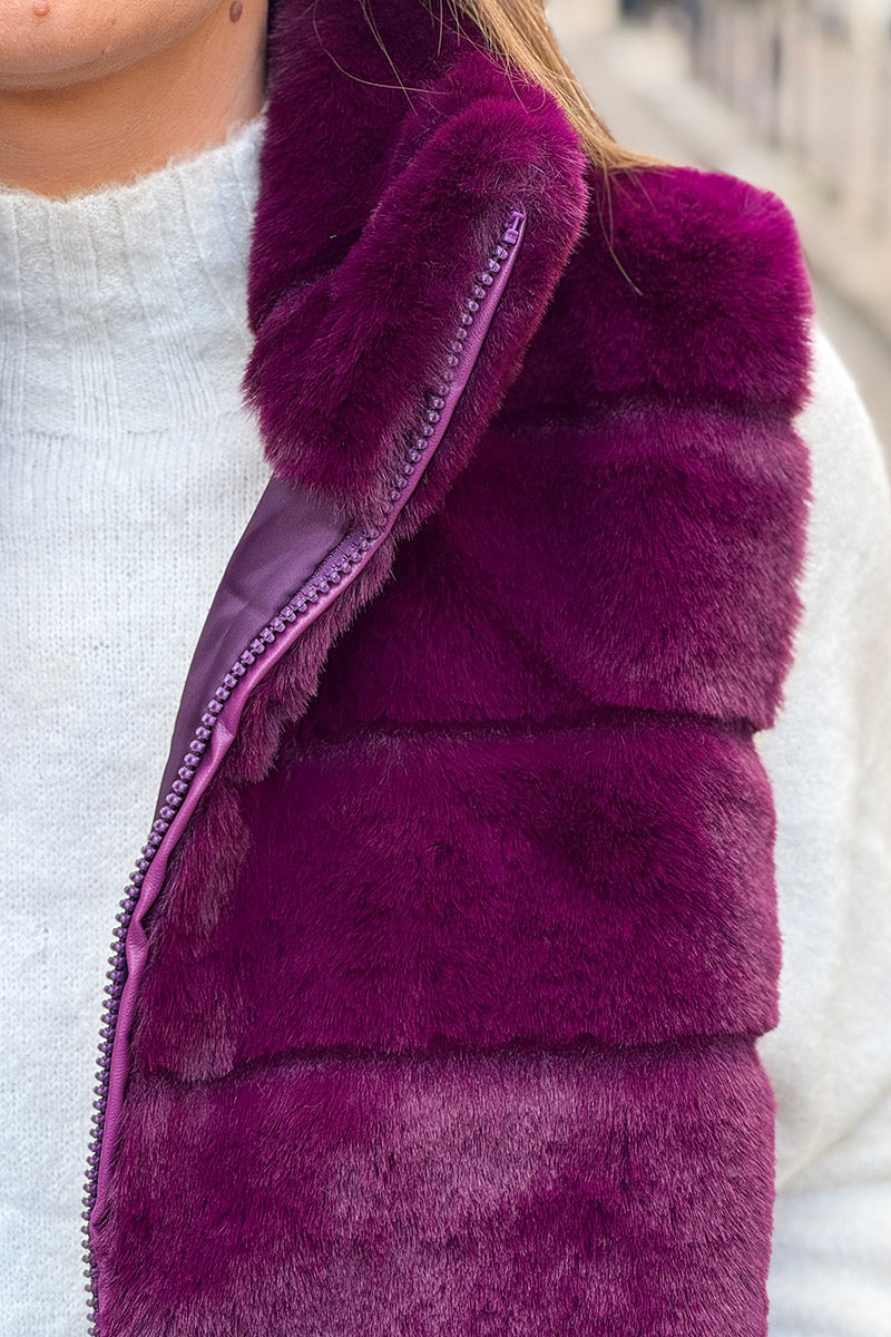 Veste sans manches fausse fourrure aubergine avec zip