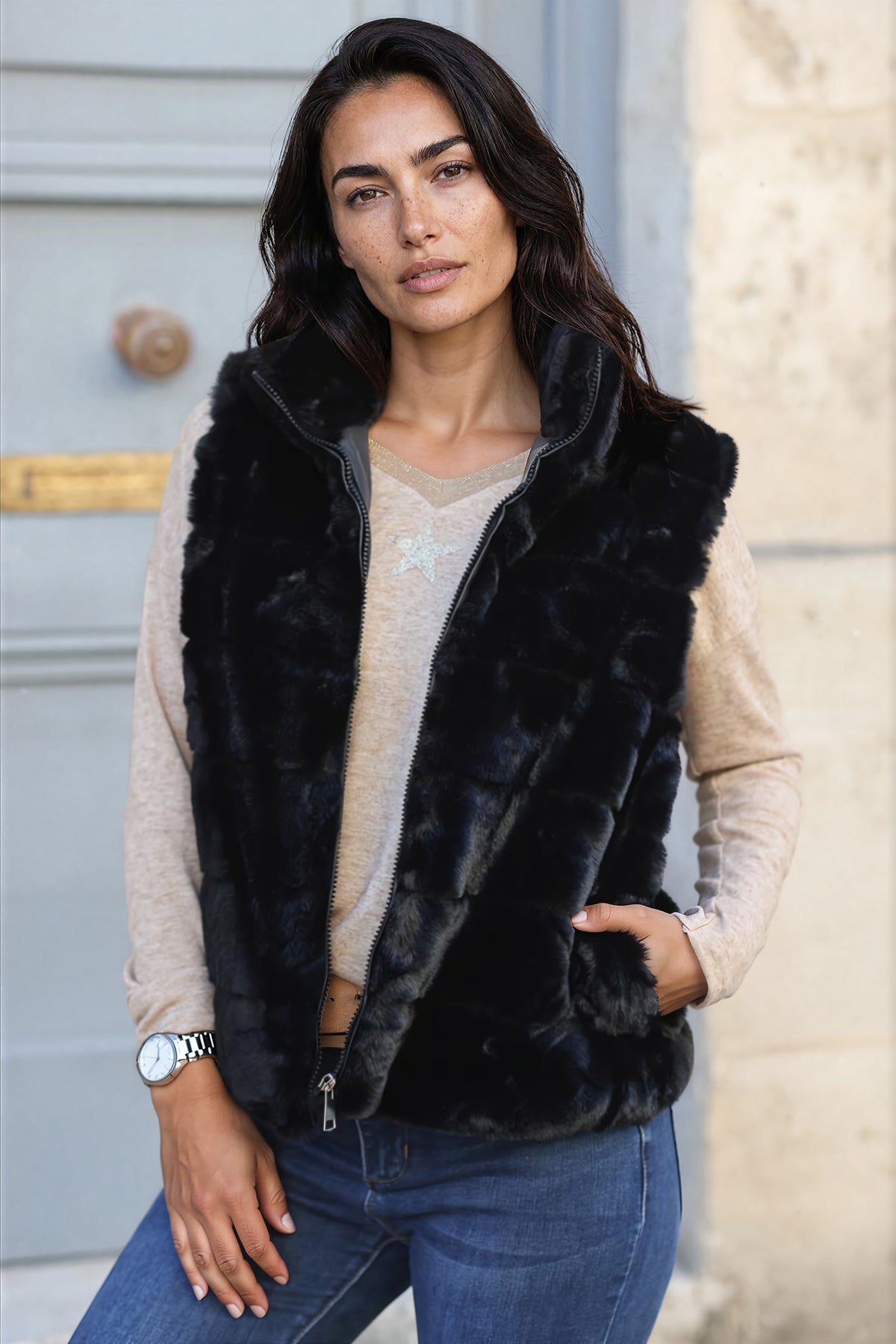 Veste sans manches fausse fourrure noire avec zip
