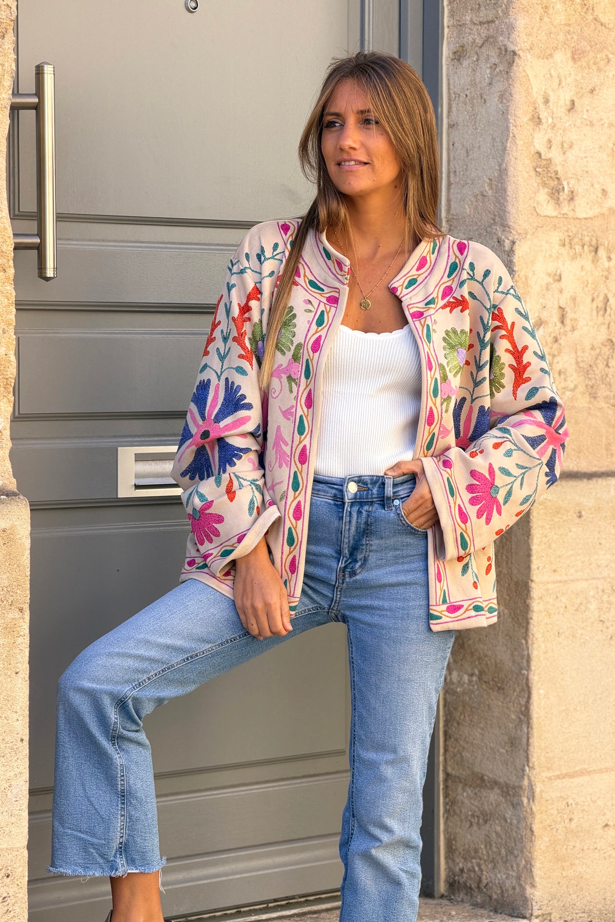 Veste souple en suédine beige imprimé fleurs colorées effet broderie