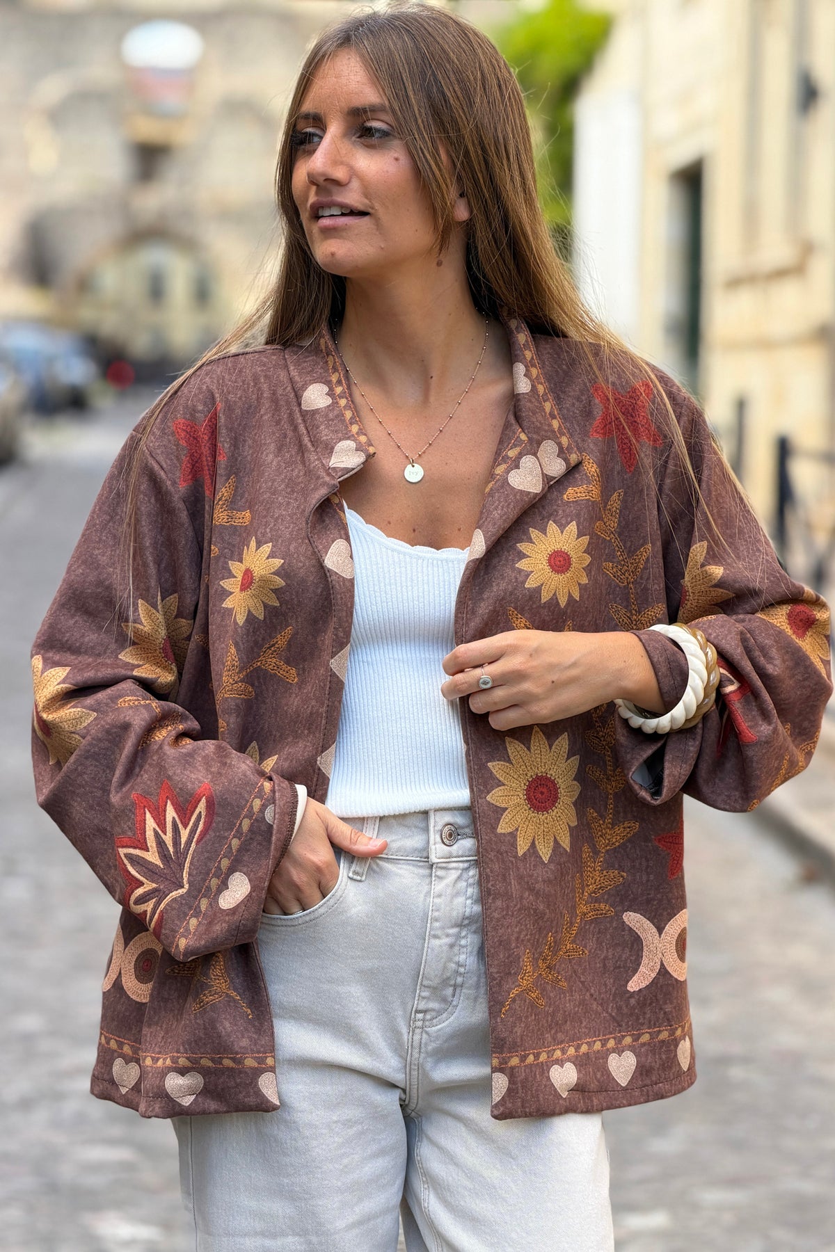 Veste souple en suédine marron imprimé fleurs et œil effet broderie