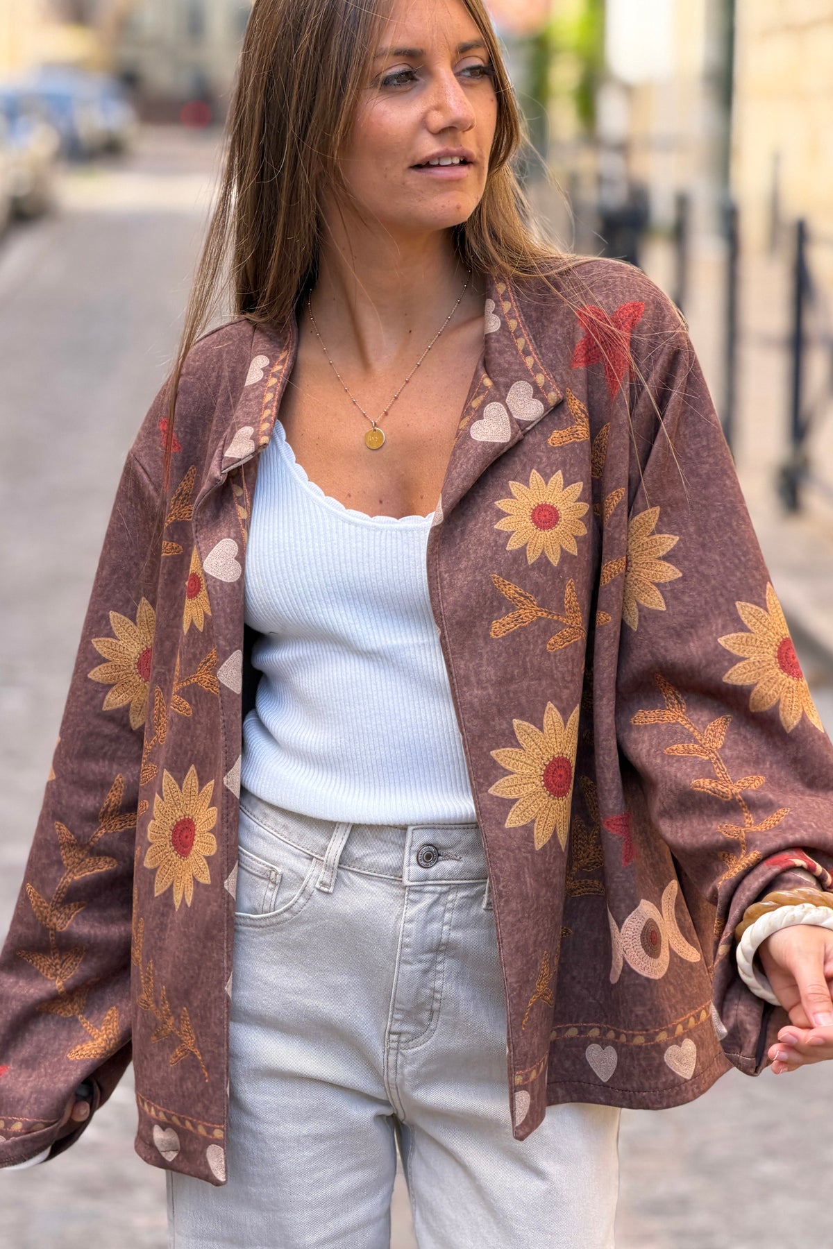 Veste souple en suédine marron imprimé fleurs et œil effet broderie