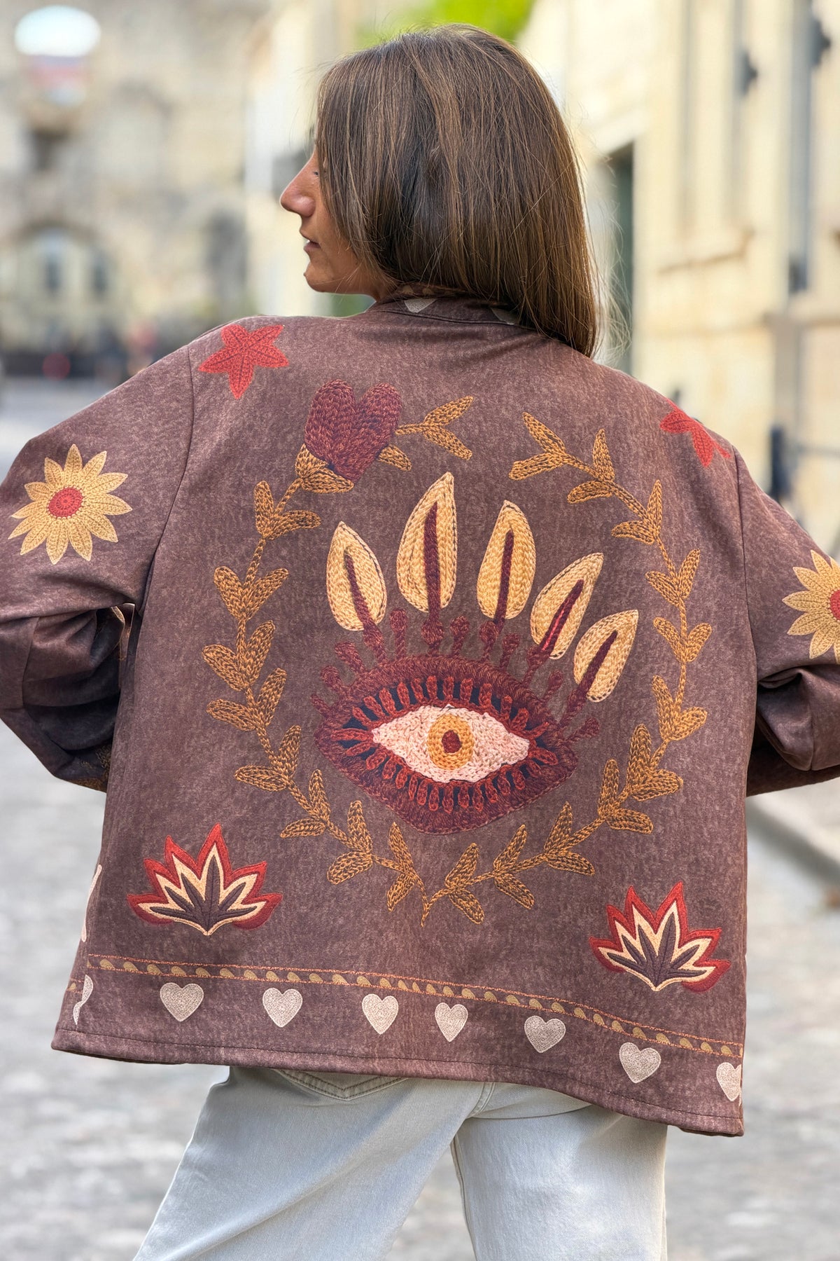 Veste souple en suédine marron imprimé fleurs et œil effet broderie
