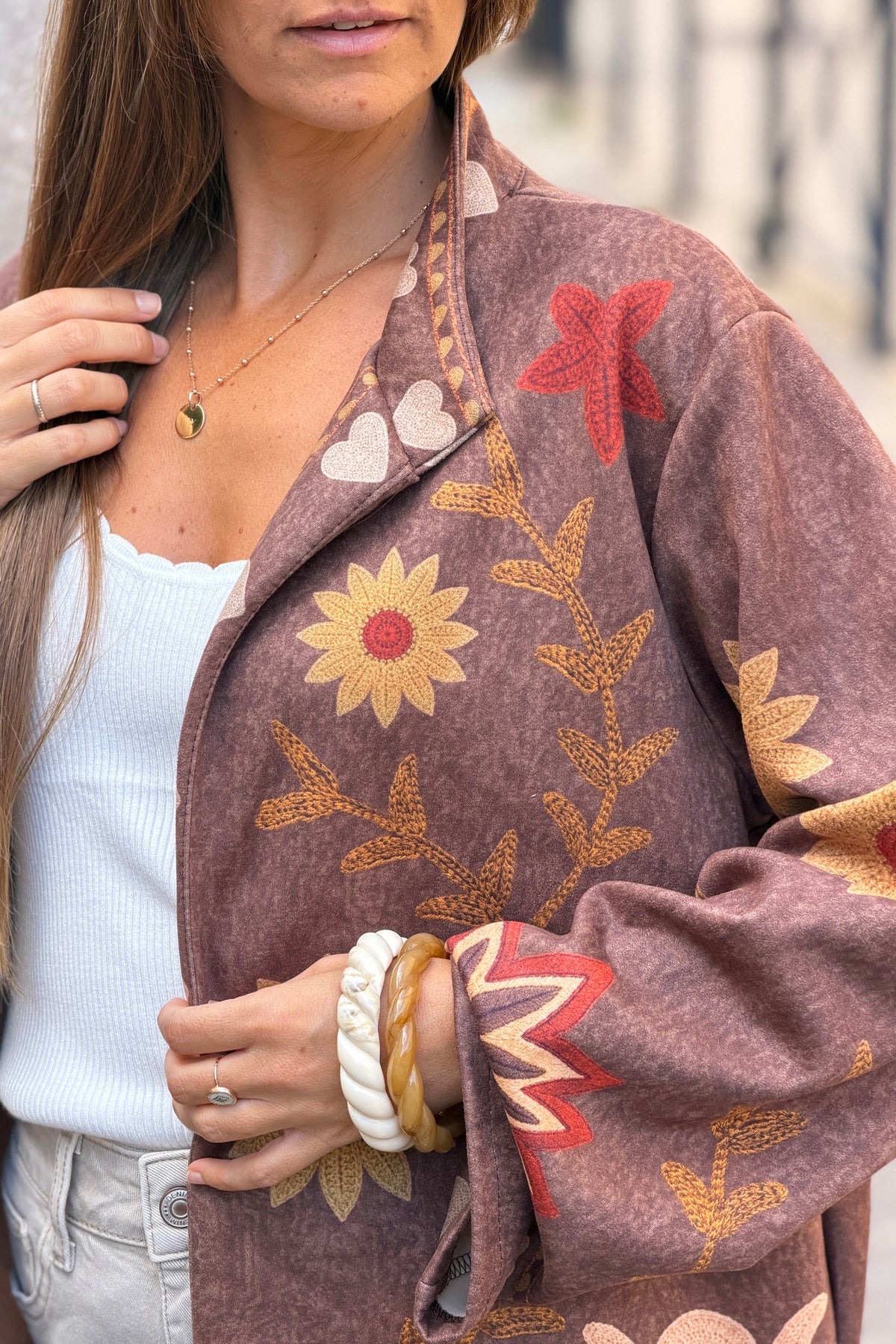 Veste souple en suédine marron imprimé fleurs et œil effet broderie