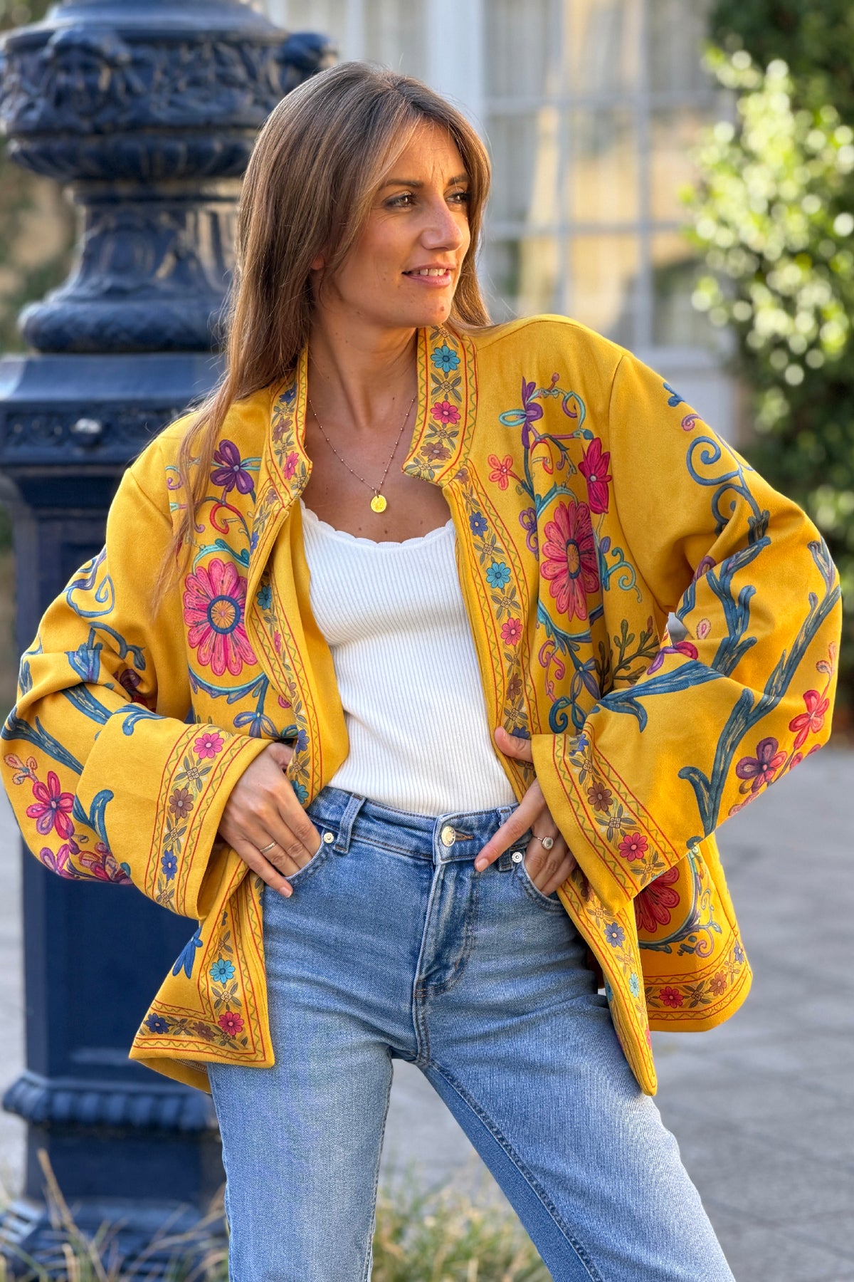 Veste souple en suédine moutarde imprimé arabesques et fleurs effet broderie