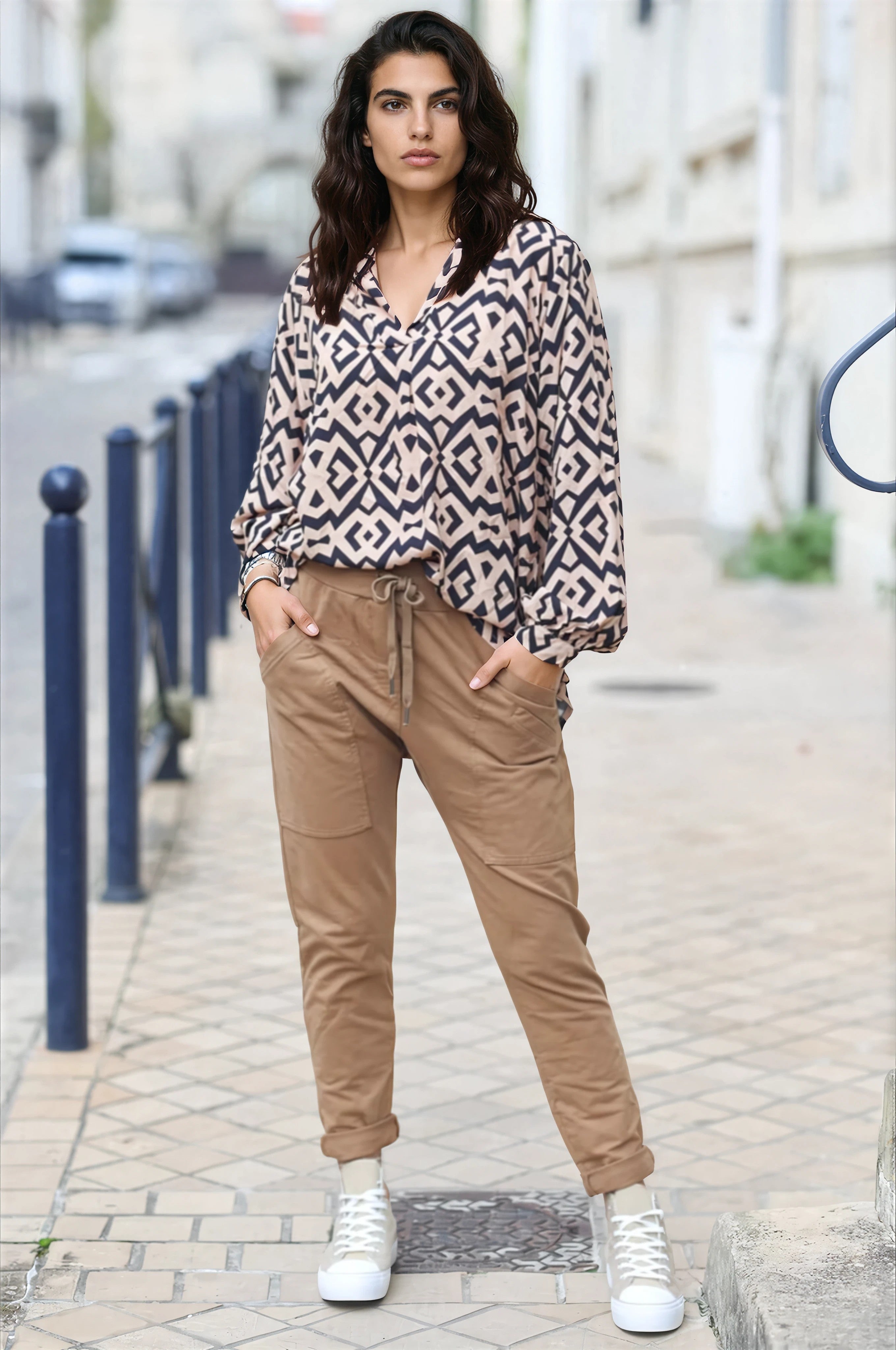 Pantalón jogger urbano café con bolsillos 
